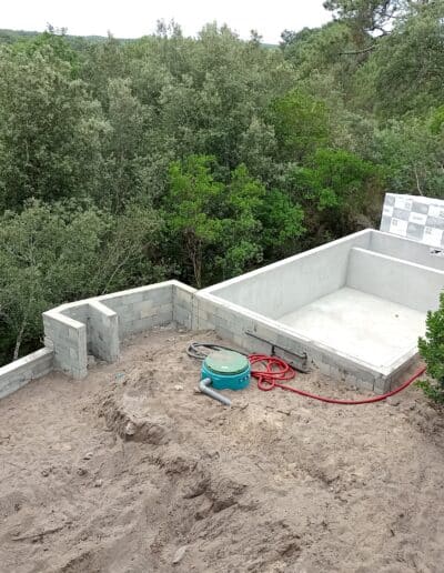 Restructuration d'une terrasse et d'un bassin sur talus Carcans - Piscine sur cuve de récupération d'eau pluviale - Aménagement paysager