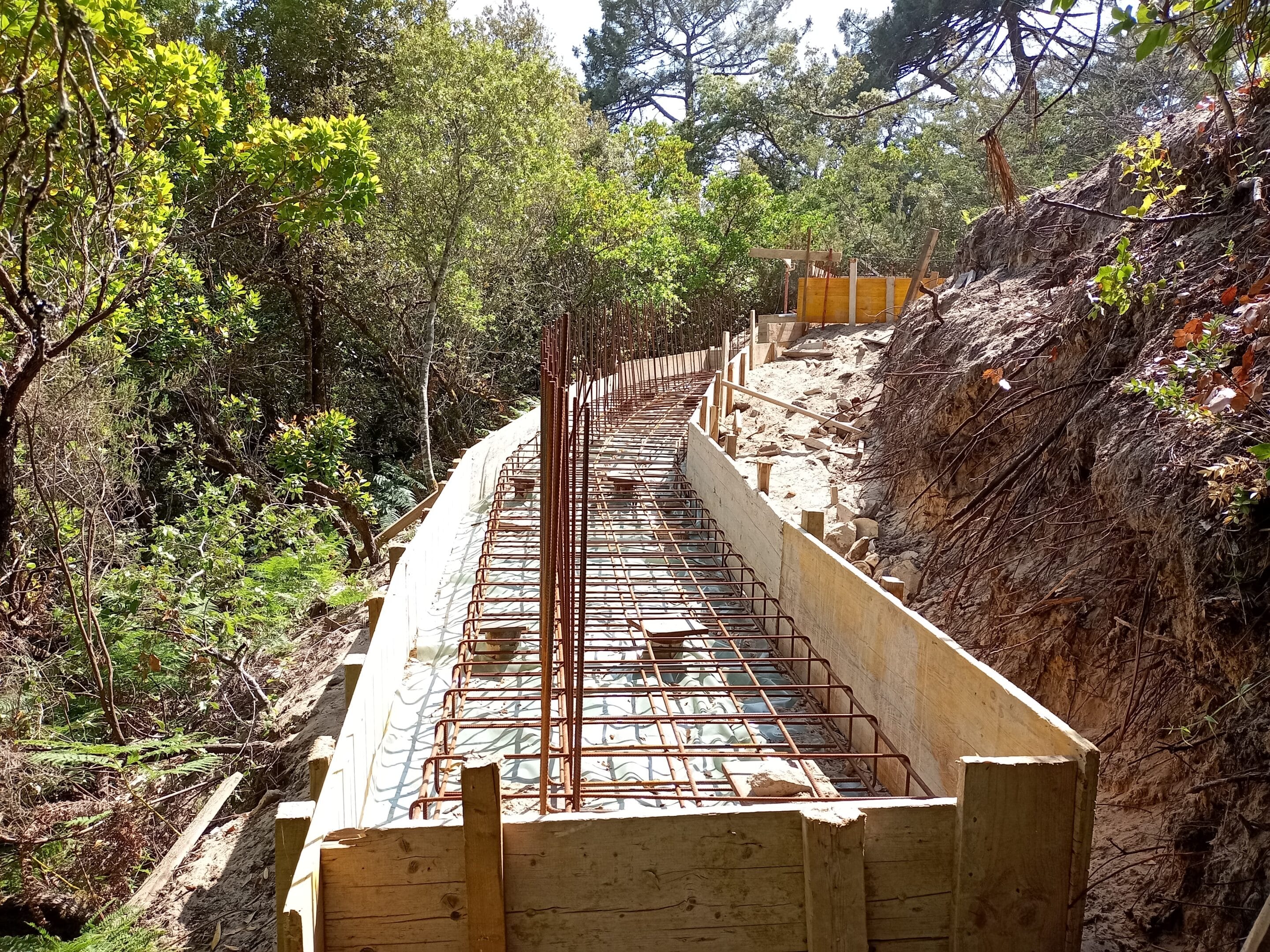 Restructuration d'une terrasse et d'un bassin sur talus Carcans - Piscine sur cuve de récupération d'eau pluviale - Aménagement paysager