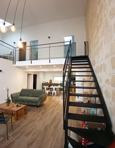 reconstruction d'une maison de ville Le Bouscat salon escalier mezzanine