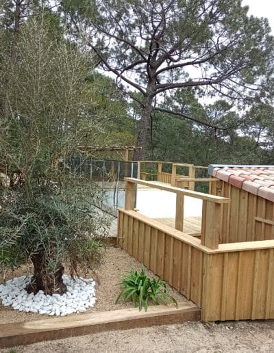 Restructuration d'une terrasse et d'un bassin sur talus Carcans - Piscine sur cuve de récupération d'eau pluviale - Aménagement paysager