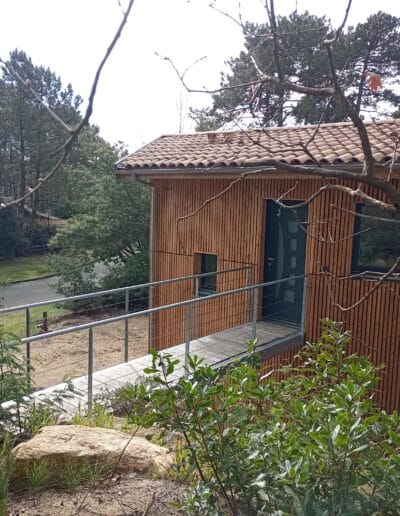 Extension bois Lacanau - Passerelle métallique - Bardage claire-voie