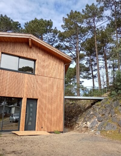 Extension bois Lacanau - Passerelle métallique - Bardage claire-voie