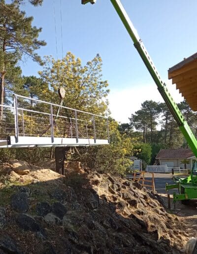 Extension bois Lacanau - Passerelle métallique - Bardage claire-voie